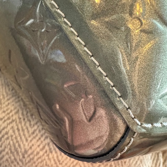 Louis Vuitton Sherwood GM in Gorgeous Givre Vernis - Picture 13 of 17